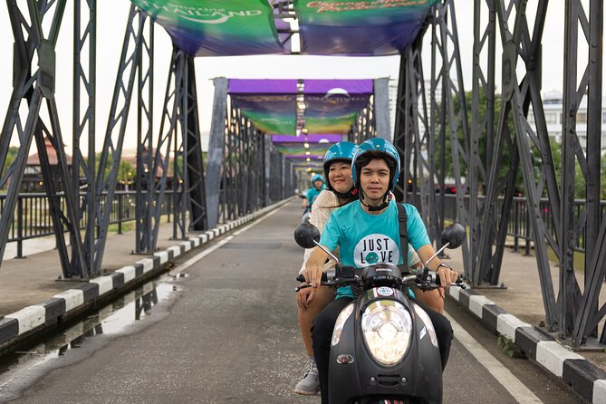 Motorbike Food Tour in Chiang Mai - What guides such as Pusa add to the evening