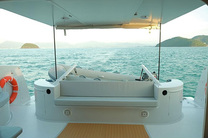 New Power catamaran for Phang Nga and Phi Phi island excursions - Life onboard: shade, sun, food, and space