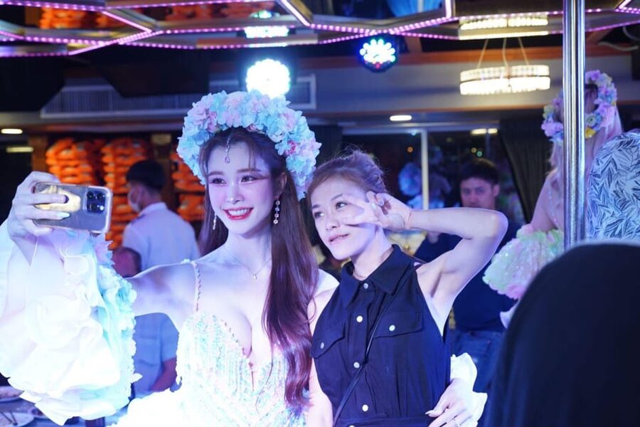 Pattaya: All Star Dinner Cruise, Cabaret Show & Beer Buffet - Seafood, Indian food, and international buffet choices
