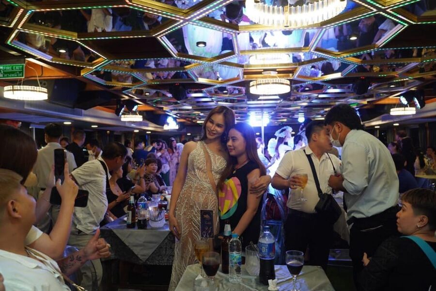 Pattaya: All Star Dinner Cruise, Cabaret Show & Beer Buffet - Welcome dancing and the first moments onboard