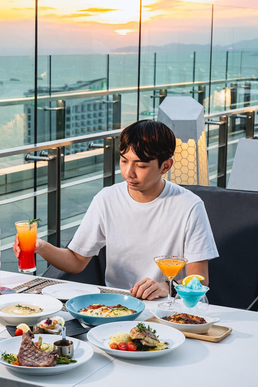 Pattaya: The Sky 32 at Grande CentrePoint Hotel - The right mood for a special occasion