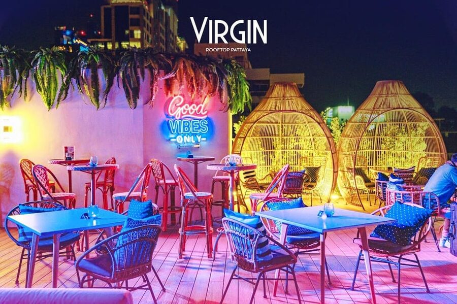 Pattaya: Virgin Rooftop - Sampling local and international dishes