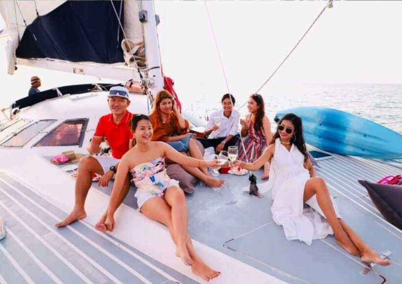 Phuket: Coral Island Catamaran Cruise with Sunset Dinner - Thai buffet dinner as the sun drops