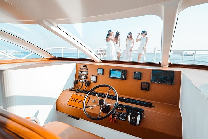 Phuket: Phi Phi, Bamboo & Maiton Speed Catamaran Tour - Guides, language, and the group experience