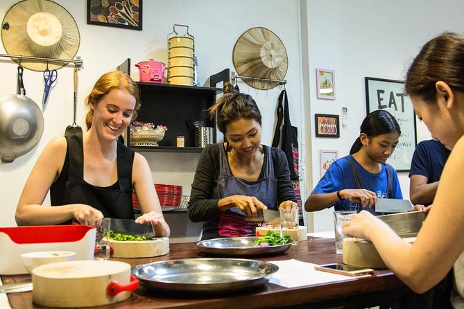 Pink Chili - Thai Cooking Class and Market Tour in Bangkok - What the high rating tells you, and what it does not