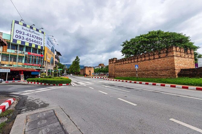 Private Chiang Mai Old City Half Day Tuk Tuk Tour - The Three Kings Monument in the Old City