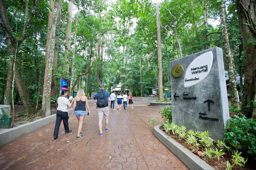 Private Group Half-Day City Tour Around Koh Samui - What the private van adds to the experience