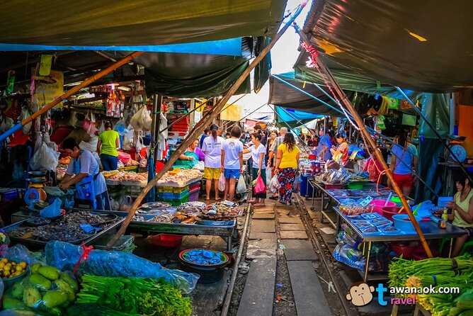 Private Tour to Railway Market and Damnoen Saduak Floating Market - Food included, lunch not included