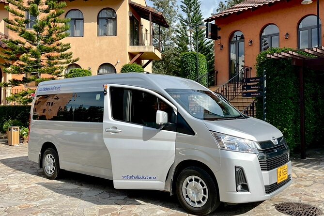 Private Transfer from Hotel to Bangkok Airport incl. tollway - What the Meet and Greet Looks Like