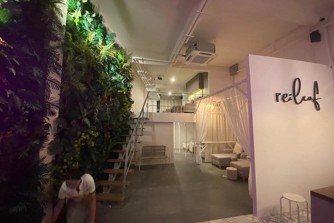 Rest And Relax Massage - Traditional Thai Massage In Bangkok / Sukhumvit - The Thai massage method, pressure and stretching