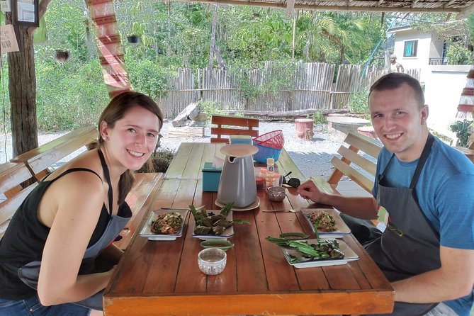 Smart Cook Thai Cookery School in Aonang, Krabi - Making curry paste with a mortar and pestle