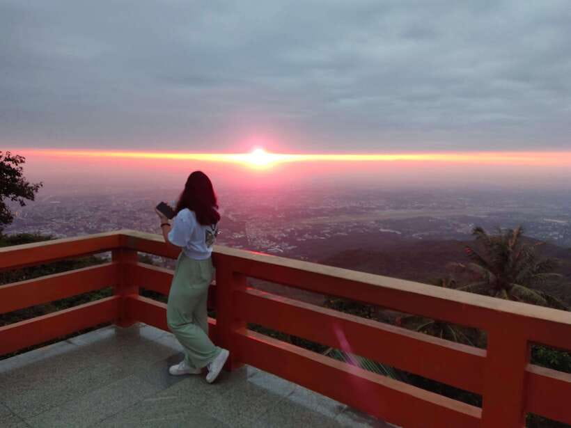 Spiritual Sunrise Wat Doi Suthep, Pha Lat, Alms & Meditation - Chanting, meditation and morning temple life