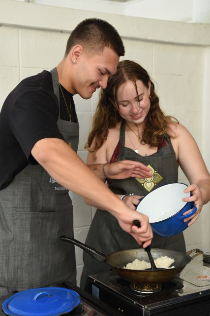 Sukhumvit: Hands-on Thai Cooking Class & Market Tour in BKK - Meeting Points and Timing That Matter
