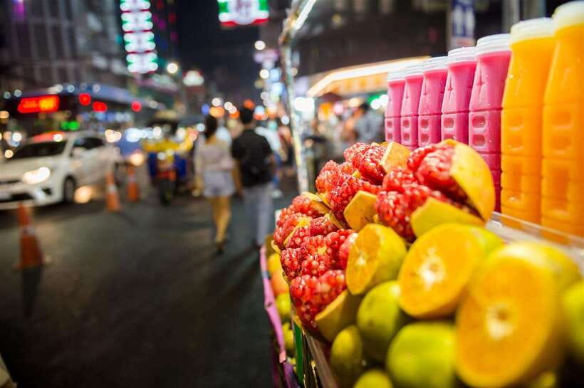 Taste of Bangkok: A 3-Hour Chinatown Food Feast - The first tastings: Thai-Chinese food in small portions