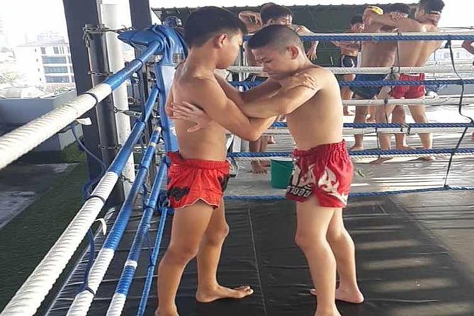 Thai Boxing Lesson, family and Kids Friendly - Arriving at Rod Fai Fah Apartment