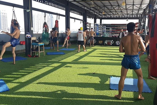 Thai Boxing Lesson, family and Kids Friendly - A family activity with real limits