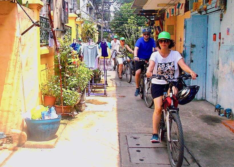 Thai culture and Bangkok local life guided bike tour - Chinatown by bicycle and street food