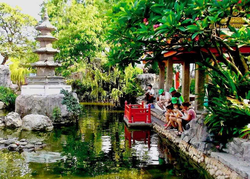 Thai culture and Bangkok local life guided bike tour - Pak Khlong Talat, Bangkok’s flower market
