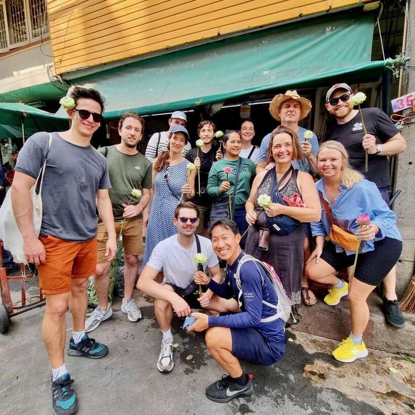 Thai culture and Bangkok local life guided bike tour - Wat Kalayanamitr and the turtle stop