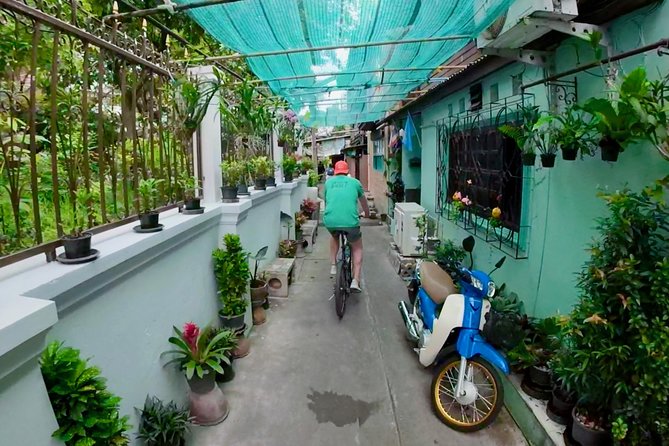 Thai Culture and Local Life 4- Hour Bangkok Bike Tour - Thai and Chinese traditions at Wat Kalayanamitr
