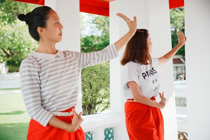Thai Dance Class at Wat Arun - Three songs, three styles, and plenty of beginner mistakes