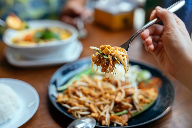 The 10 Tastings of Chiang Mai With Locals: Private Street Food Tour - Wat Mo Kham Tuang between courses