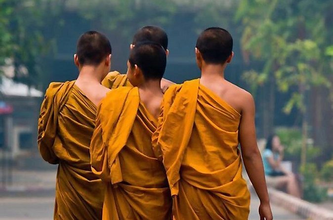 Visit temples in and around Bangkok with a former monk of 10 years - Neighborhood wats for a quieter plan