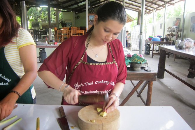 Ya Thai Cookery School Class in Krabi - Choosing ingredients and learning Thai flavor